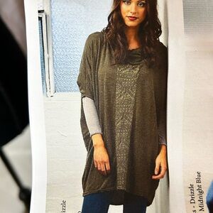 VIGORELLA black/white tribal skivvy merino wool women’s top w/hoodie. Size S/M.